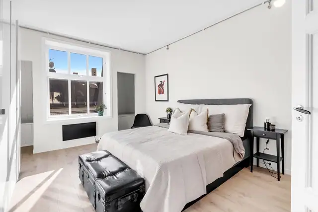 Hovedsoverom med god plass til dobbeltseng og garderobe