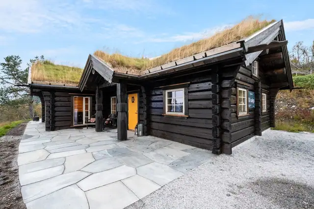 Uteområdet består av en stor terrasse fordelt på flere soner. Her er det 77 kvm belagt med skifer, som gir rikelig med plass til utendørs aktiviteter.