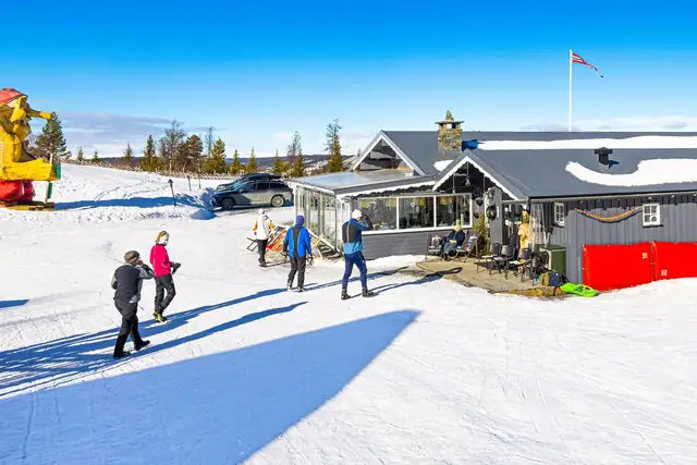 Nystølen Kafé ligger rett i nærheten. Fint samlingspunkt for familiene på Nesfjellet