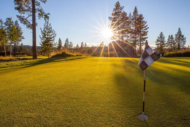 Vakker 9-hulls golfbanen ca 15 min kjøretur fra hytta