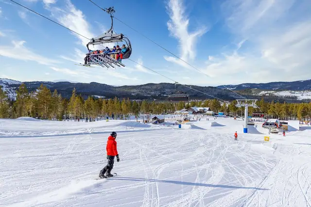 Nesfjellet Alpin ligger ca. 15 min fra hytta og kan tilby varierte bakker og en helt ny 8-seters stolheis