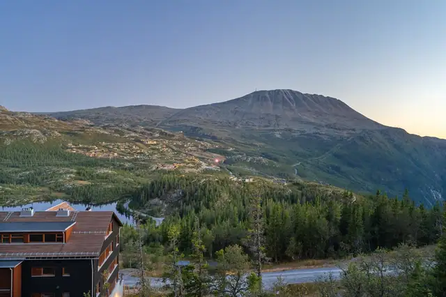 Gaustablikk har 35 bakker, 3 barneområder, 2 terrengparker, skiskole, skiutleie og utfordrende løyper for både nybegynnere og erfarne skikjørere