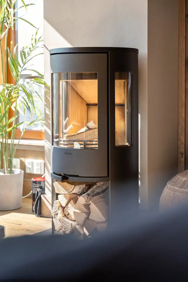 Moderne peisovn som kombinerer hygge og funksjon