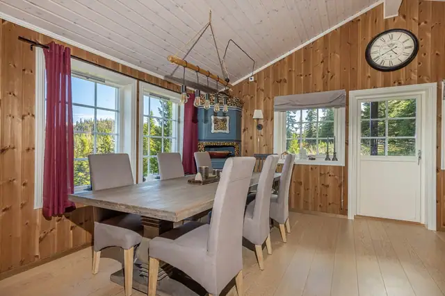 Spisestue med plass til lang spisebord. Her kan du samle venner og familie til hyggelige sammenkomster