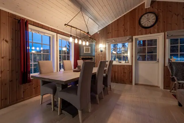 Utgang til sørvest-vendt terrasse som følger solbanen