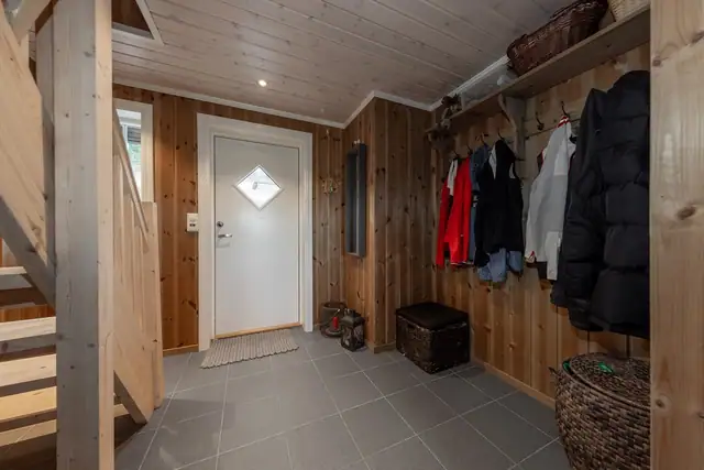 Velkommen inn. Romslig entré med varmekabler
