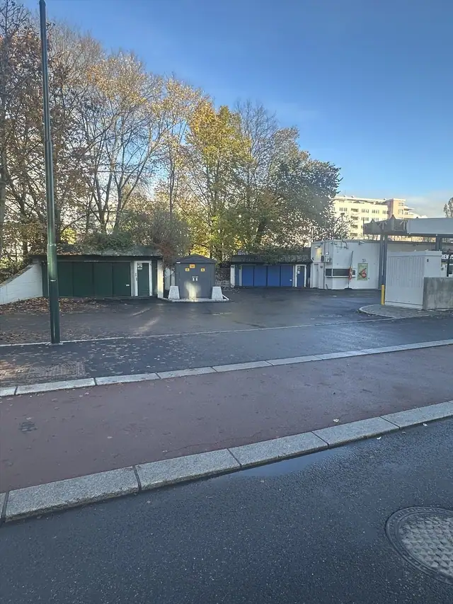 Garasjen har adkomst rett til venstre for St1 Marienlyst ladestasjon
