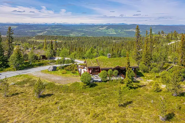 Her har du en nydelig utsikt mot fjella i vest og nord