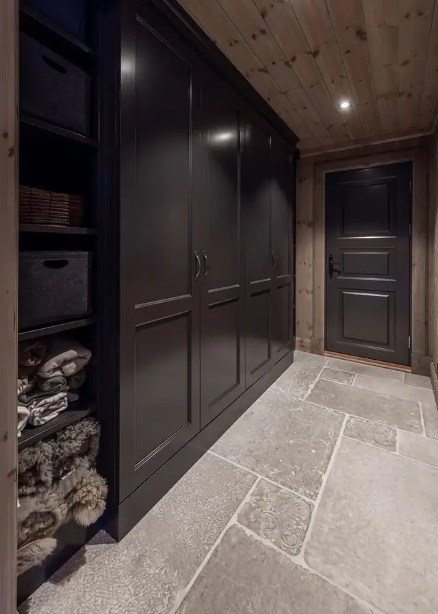 Moderne farger i vakre kombinasjon. Downlights i alle rom med dimmer. Varme under alle gulv i 1. etasje som kan fjernstyres