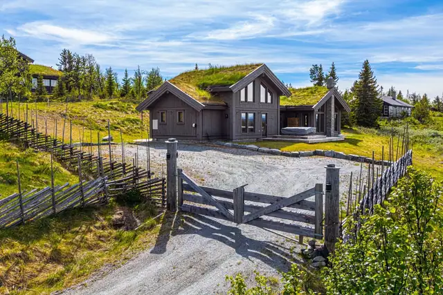 Hytta har en svært attraktiv beliggenhet i et etablert området - Her har du utsikt mot fjella i nordvest og svært god lys- og solforhold