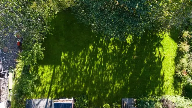 Den fremtidige seksjon 3s andel av tomten utgjør ca. 396 m².
