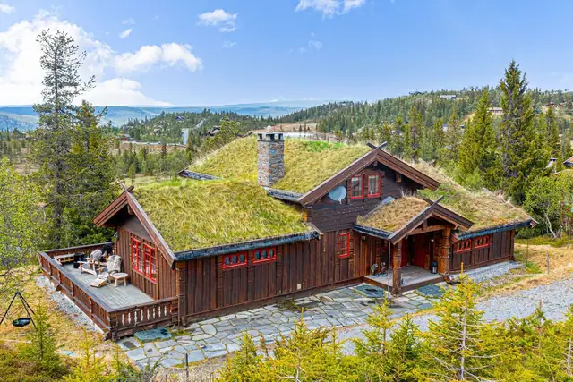 Klassisk hytte bygget med grove dimensjoner