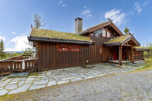 God plass til flere bilder. Hyggelig skiftebelagt uteplass med morgensol