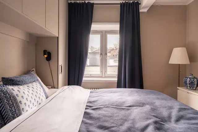 Soveromsvinduet vender ut mot rolig gårdsrom