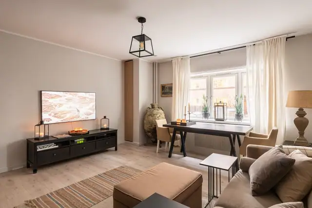 Boligen har god plass til å innrede med sofagruppe, spisebord og annet ønsket møblement