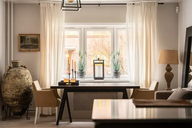 Stuevinduet vender ut mot bakgården