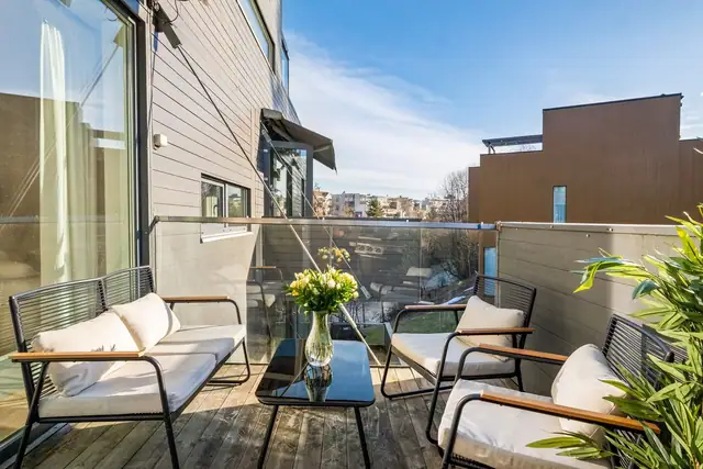 Balkongen har gode solforhold med plass til ønsket utemøblement