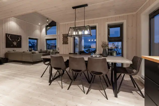 Naturlig plass til stort spisebord. Her ligger alt til rette for hyggelige sosiale sammenkomster