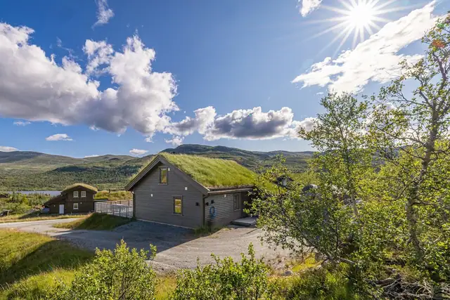 Hytta ligger fint til med gode solforhold og flott utsikt.