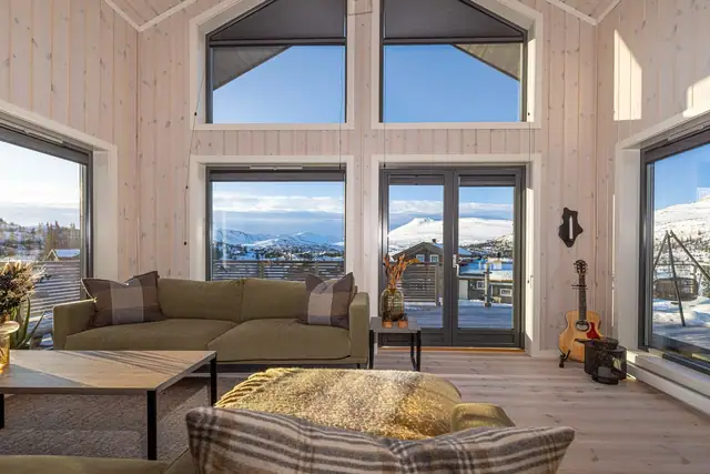 Hytten rommer 3 soverom, baderom, toalettrom, stor stue i åpen kjøkkenløsning, hems, og fantastisk terrasse