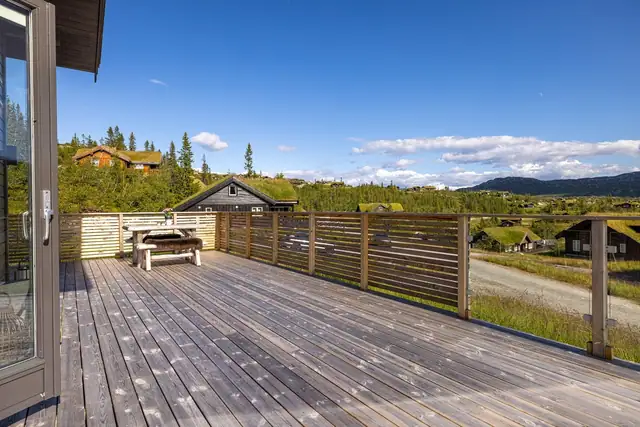 Stor og solrik terrasse med god plass til utemøbler og flott utsikt