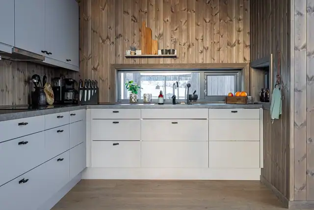 Det er integrert kjøl/fryseskap, stekovn, platetopp og oppvaskmaskin