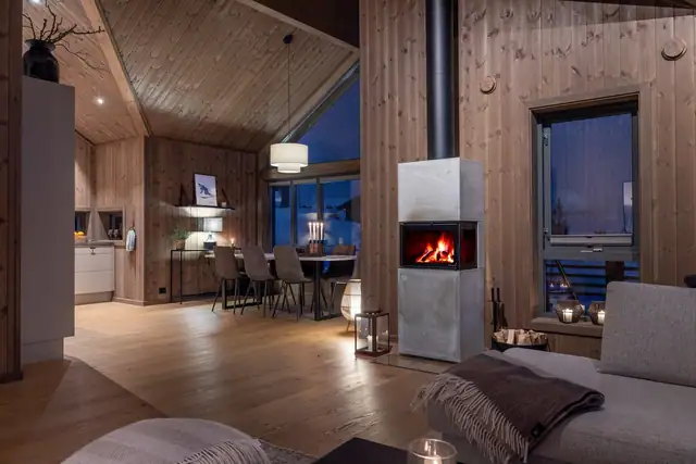 Stort oppholdsrom med god plass til spisebord og sofagrupper - skaper naturlige soner