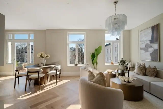 Store vinduer slipper inn rikelig med naturlig lys