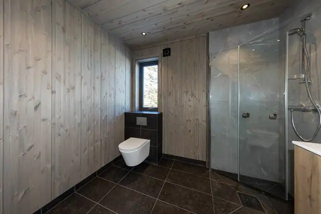 Flis på gulv, og flis og panel på vegger. Panel i himling