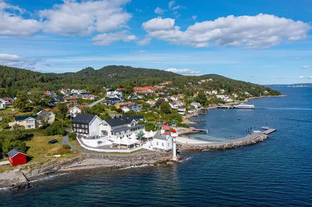 På Vilma Sjøbad har vi plass til veldig mange gjester, med store romslige innelokaler og store terasser på to forskjellige plan kan vi på solfylte dager ta imot over 500 gjester samtidig