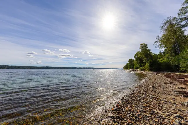 Hyggelig steinstrand rett på nedsiden av veien