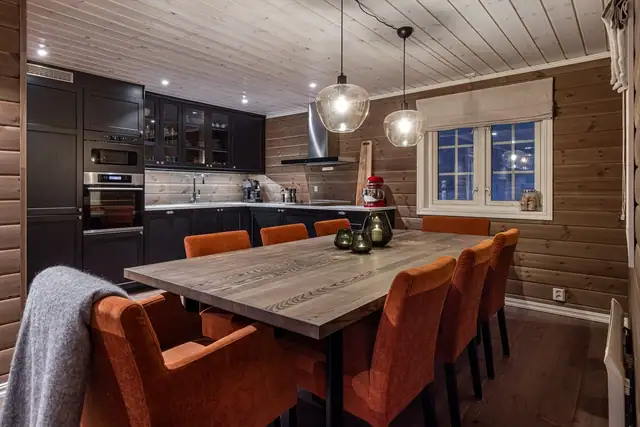 Det er også god plass til stort spisebord, perfekt for sosiale og hyggelige sammenkomster på hytten.