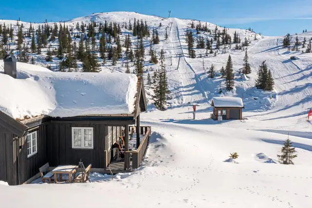 Hytta ligger i umiddelbar nærhet til skiheisen som tar deg til fjellparken.