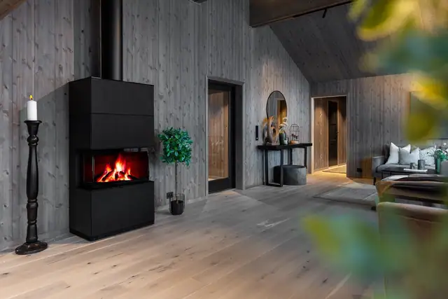 Stilren vedovn som sprer varme og god atmosfære