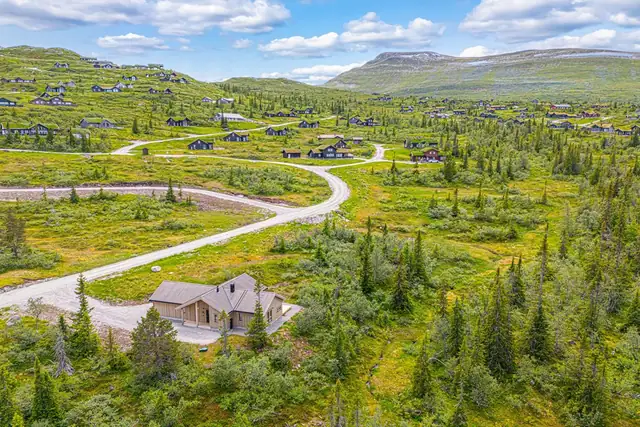 Hytta har en fantastisk beliggenhet omringet av mye urørte naturarealer. Legg merke til turmuligheter i umiddelbar nærhet