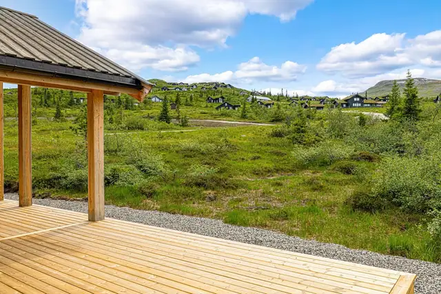Solrik terrasse på 33 kvm med gode solforhold og plass til flere sittegrupper