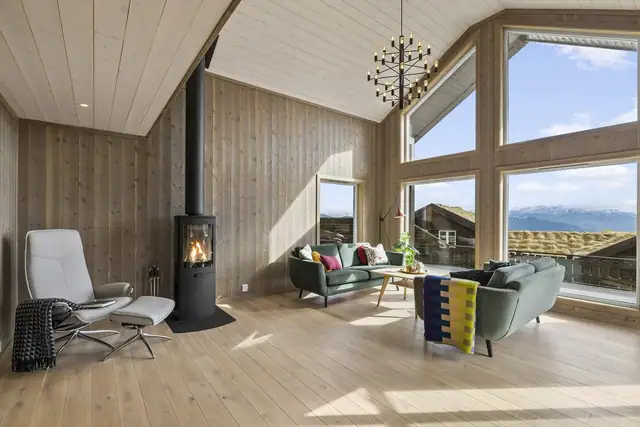 Hytta har en gjennomført god standard og en lun, moderne fjellstil.