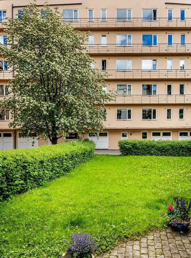 Fasade. Sameiet leier ut garasjeplasser og p-plasser i bakgården. Leie pris for p-plass i bakgård er kr. 900 og kr. 1400 for garasje i bakgård