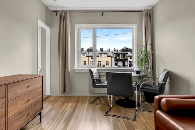 Leiligheten passer perfekt for deg som er på utkikk etter din første bolig, utleie eller pendlerbolig. Leiligheten har gjennomgående delikate og harmoniske fargevalg
