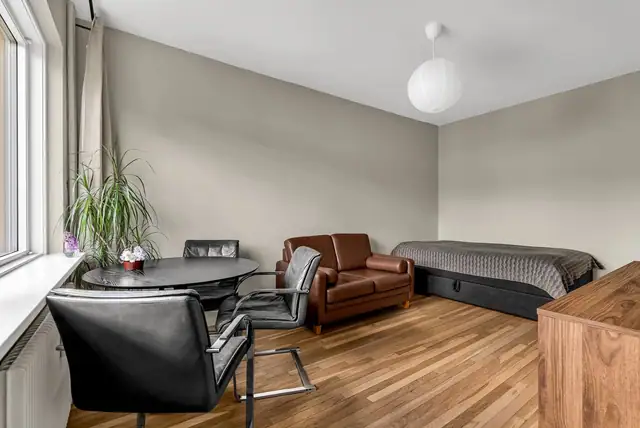 Stuen har gode møbleringsmuligheter med bl.a plass til sofa, dobbeltseng, spisegruppe og annet ønsket inventar. Lekre originale tregulv, nyslipt i 2025