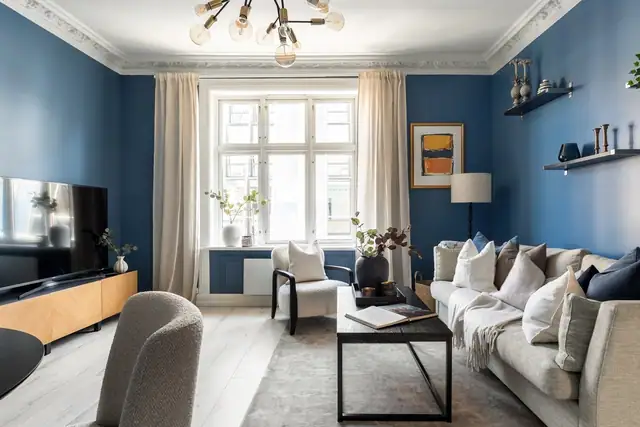 Lys og innbydende stue malt i en lekker blåfarge. God plass til å innrede med sofagruppe med tilhørende TV, spisegruppe og annet ønsket inventar.