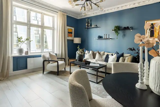 Store vindusflater slipper inn rikelig med naturlig lys. Her bor du i et levende bymiljø med et rikt utvalg av restauranter, kaféer, butikker og servicetilbud rett utenfor døren!