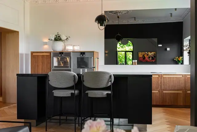Lekkert kjøkken med sosial øy fra Siematic samt eksklusive hvitevarer fra blant annet Gaggenau og Bora