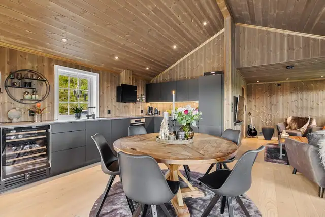 Velkommen inn i et lyst og innbydende spisekjøkken hvor takhøyden gir en herlig romfølelse og ekstra lysinnslipp. Her er det god plass til både matlaging og lange måltider med familie og venner.