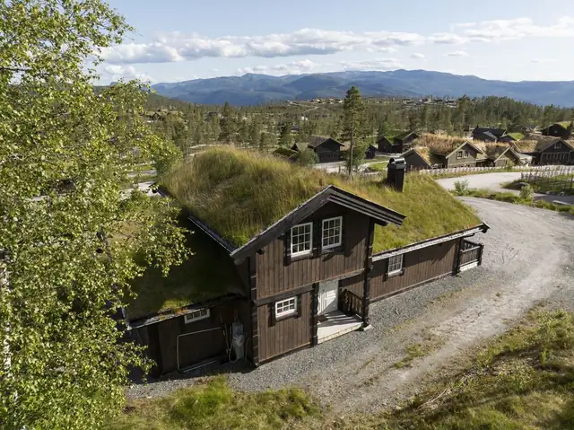 Det overbygde inngangspartiet gjør ankomsten behagelig - spesielt på vinteren. Her kan du enkelt ta av deg ski og yttertøy i ly for vær og vind, uten å dra snøen med inn.