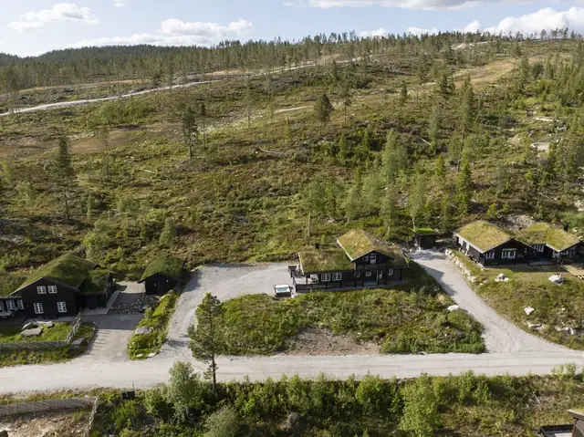 Turuhaugen 13 er en klassisk fjellhytte med sjel - bygget i tradisjonell stil med torvtak som smelter naturlig inn i landskapet