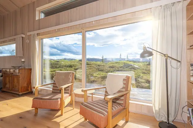 Store vinduer med 3-lags isolerglass inviterer naturen inn i stua.