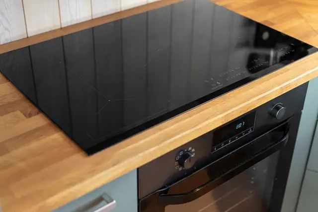 Moderne platetopp og stekeovn for alle kulinariske anledninger.