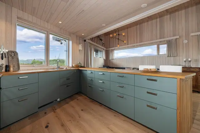 Vinduene i hytta er designet slik at når man står på kjøkkenet og lager mat ser man utover hele fjellheimen
