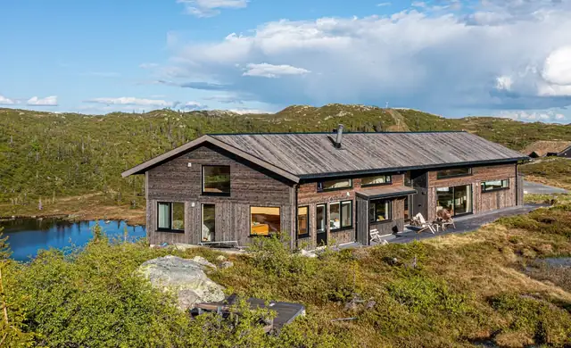 Unik og særpreget fritidseiendom fra 2021 med gjennomgående høy kvalitet og bruk av panel og store vindusflater.